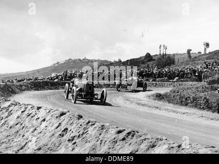 J dans le Chassagne Sunbeam menant Jules Goux dans la Peugeot, Grand Prix de France, Lyon, 1914. Artiste : Inconnu Banque D'Images