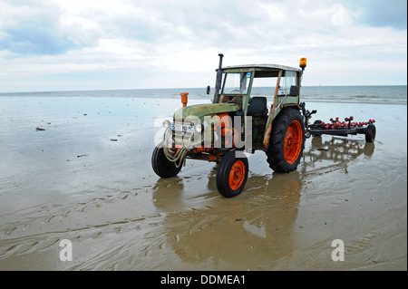 Plage de l'ancien français le tracteur utilisé pour lancer et récupérer des bateaux de pêche Banque D'Images