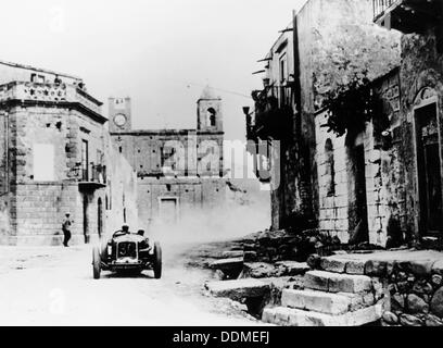 Achille Varzi dans une Alfa Romeo P2, voiture de Grand Prix dans la course Targa Florio, en Sicile, en 1930. Artiste : Inconnu Banque D'Images