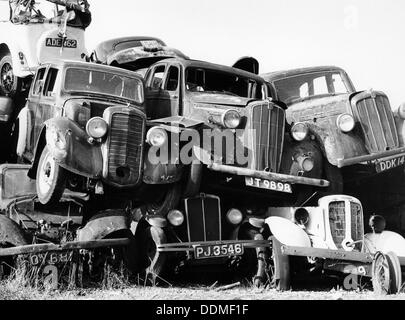 Vieilles voitures entassés dans un parc à ferrailles, la Grande-Bretagne. Artiste : Inconnu Banque D'Images