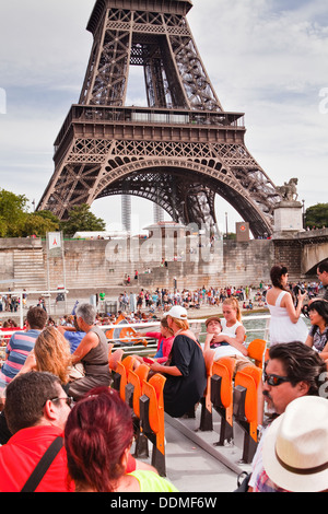 Les touristes de photographier la Tour Eiffel depuis les Bateaux Mouches à Paris. Banque D'Images