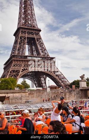 Les touristes de photographier la Tour Eiffel depuis les Bateaux Mouches à Paris. Banque D'Images