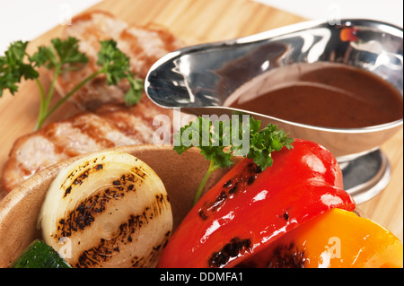 Des plats de viande avec légumes et épices Banque D'Images