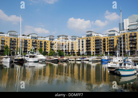 St Katherine Docks, Tower Hamlets, Londres, Royaume-Uni, avec immeubles à appartements et yachts Banque D'Images