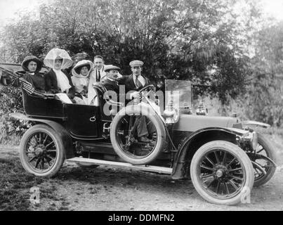 Un groupe d'hommes et de femmes de prendre une excursion dans une Mercedes 1907, 1908. Artiste : Inconnu Banque D'Images