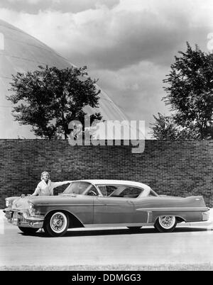 Femme avec un 1957 Cadillac Coupe de Ville, (c1957 ?). Artiste : Inconnu Banque D'Images