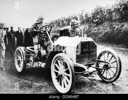 Camille Jenatzy dans son 60 cv Mercedes, vainqueur de la course Gordon Bennett, Athy, Irlande, 1903. Artiste : Inconnu Banque D'Images