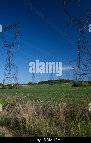 Jarvis, Ontario Canada - des lignes de transport d'électricité à proximité d'un parc éolien. Banque D'Images