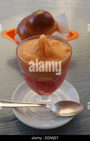 Granité de fraises aromatisé à la pêche et à la brioche, Sicile, Italie Banque D'Images