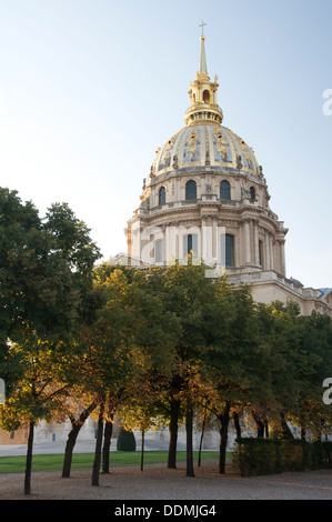 Le dôme doré orné au-dessus de l'Hôtel des Invalides, à Paris. Construit par Louis XIV (Le Roi Soleil) il abrite aujourd'hui le tombeau de Napoléon. Monuments de France. Banque D'Images