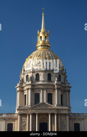 Le dôme doré orné au-dessus de l'Hôtel des Invalides, à Paris. Construit par Louis XIV (Le Roi Soleil) il abrite aujourd'hui le tombeau de Napoléon. Monuments de France. Banque D'Images