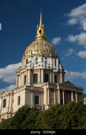 Le dôme doré orné au-dessus de l'Hôtel des Invalides, à Paris. Construit par Louis XIV (Le Roi Soleil) il abrite aujourd'hui le tombeau de Napoléon. Monuments de France. Banque D'Images