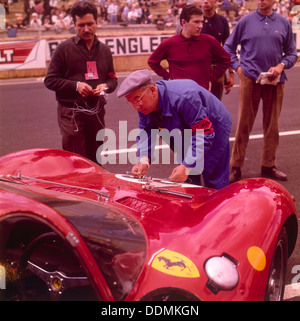 La Ferrari pit, Le Mans, France, 1965. Artiste : Inconnu Banque D'Images