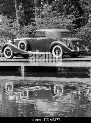 Un 1933 Hispano-Suiza K6 reflète dans un lac. Artiste : Inconnu Banque D'Images