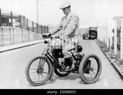 1898 Un tricycle De Dion et le cavalier, (c1898 ?). Artiste : Inconnu Banque D'Images