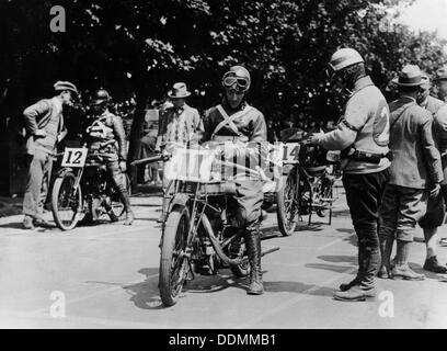 Alec Bennett sur une moto Norton, dans le Senior TT, Île de Man, 1925. Artiste : Inconnu Banque D'Images