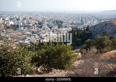 Maisons blanches de la ville d'Athènes, vue depuis le haut de la Pnyx hill au côté mer Banque D'Images