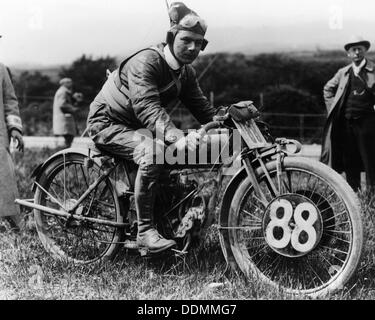 Un homme vêtu de cuir sur une Harley-Davidson. Artiste : Inconnu Banque D'Images