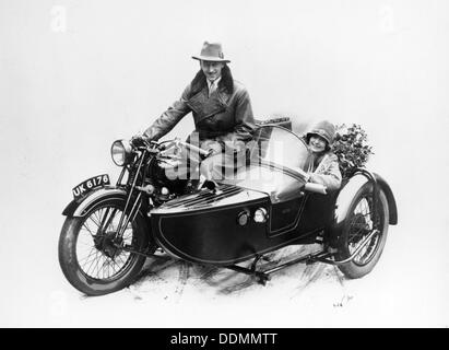 Man riding un SJA moto avec une femme dans le side-car, 1939. Artiste : Inconnu Banque D'Images