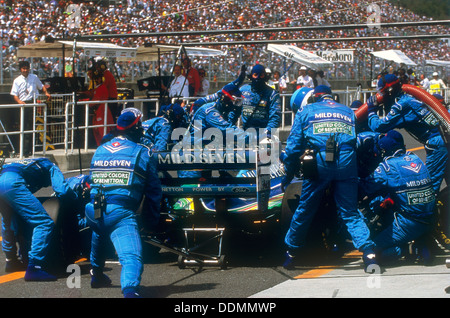 Pit stop pour Michael Schumacher au Benetton-Ford, 1994. Artiste : Inconnu Banque D'Images