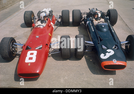 Chris Amon et Jackie Stewart au Grand Prix de Grande-Bretagne, Silverstone, Northamptonshire, 1967. Artiste : Inconnu Banque D'Images