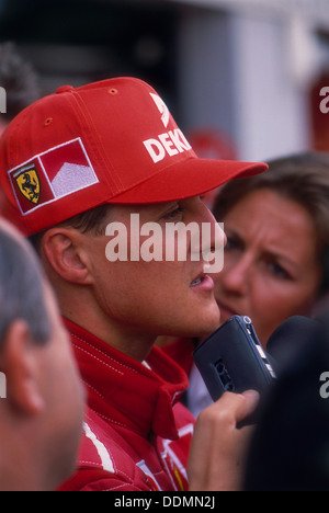 Michael Schumacher d'être interviewé, Grand Prix de Grande-Bretagne, Silverstone, Northamptonshire, 1997. Artiste : Inconnu Banque D'Images