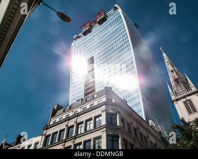 4 Septembre 2013 : la lumière du soleil réfléchie par la face concave du nouveau Land Securities/Canary Wharf gratte-ciel de bureaux à 20 Fenchurch Street, London EC3, UK, surnommé le "talkie walkie", se concentre sur un hotspot dans Eastcheap. Des réclamations ont été faites que la chaleur produite par la lumière du soleil concentrée traduit a été assez forte pour faire fondre les parties d'une voiture. Banque D'Images