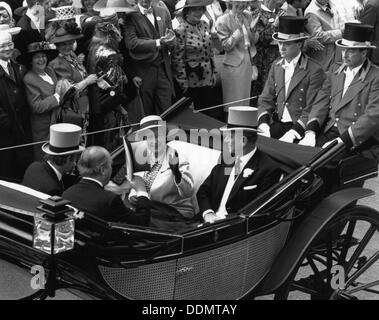 La reine Elizabeth II avec le duc d'Édimbourg. Artiste : Inconnu Banque D'Images