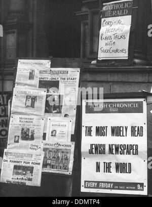 Le Jewish Chronicle en vente à l'extérieur de la cathédrale de Westminster, Londres, 1966. Artiste : Eh Emanuel Banque D'Images