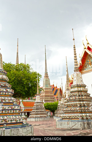 Pagode thaïlandaise, fleurs détails de décoration de porcelaine sur pagoda Banque D'Images