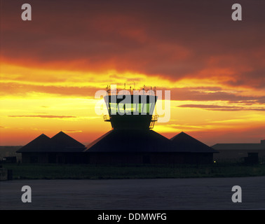 Tour de contrôle de la circulation aérienne, RAF Leeming, Yorkshire du Nord, 1990. Artiste : Inconnu Banque D'Images