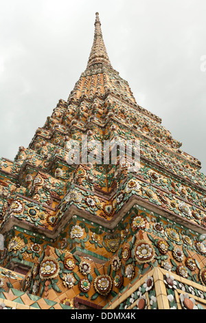 Pagode thaïlandaise, fleurs détails de décoration de porcelaine sur pagoda Banque D'Images