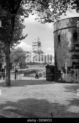 Vue depuis Les Jardins De La Tour à l'égard de l'Autorité du Port de Londres, Londres, c1945-c1965. Artiste : SW Rawlings Banque D'Images