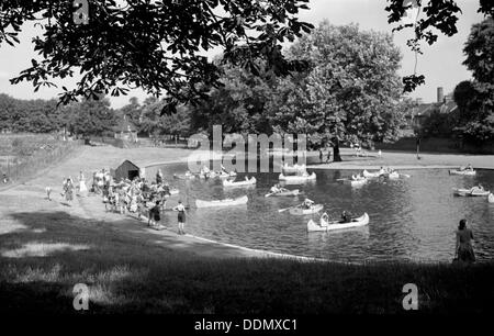 Lac de plaisance, le Parc de Greenwich, Londres, c1945-c1965. Artiste : SW Rawlings Banque D'Images