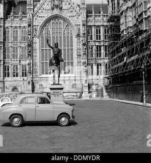 Richard Coeur de Lion et un bébé 'Austin' dans le vieux palace Yard, London, c1945-c1965. Artiste : SW Rawlings Banque D'Images