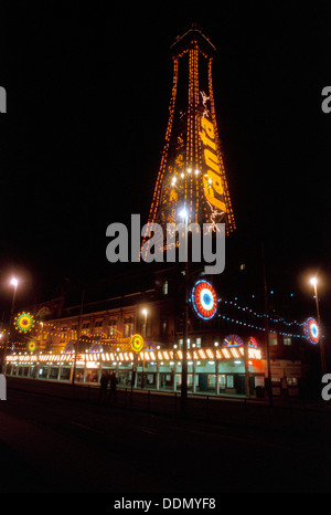 La tour de Blackpool éclairée de nuit, Blackpool, 1999. Artiste : P Williams Banque D'Images