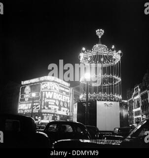 Scène de nuit montrant les néons de Piccadilly Circus, City of Westminster, c1945-c1965. Artiste : SW Rawlings Banque D'Images