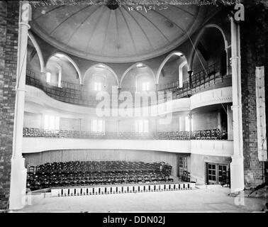 Intérieur de la Shakespeare Memorial Theatre, Stratford upon Avon, Warwickshire, c1860-c1922. Artiste : Henry Taunt Banque D'Images