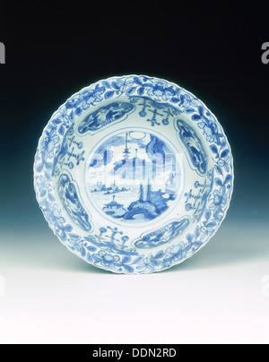 Kraak klapmuts bleu et blanc bol avec pagode et seascape, fin de la dynastie Ming, Chine, c1610. Artiste : Inconnu Banque D'Images