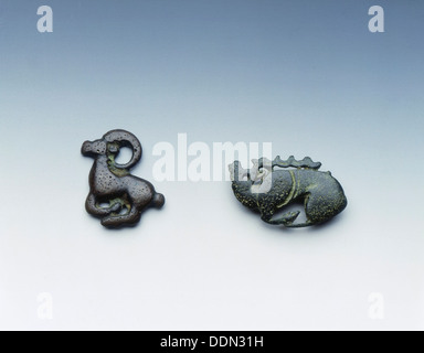 Deux bronzes d'Ordos, dynastie Zhou de l'Est, Chine, 6ème siècle avant JC. Artiste : Inconnu Banque D'Images