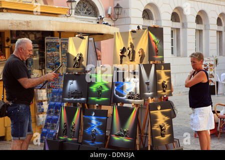 Les personnes à la recherche de l'art en vente dans les rues de la ville de Corfou Banque D'Images