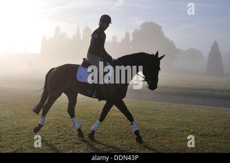 Stamford, Lincolnshire, Royaume-Uni . Le 05 août, 2013. Rebecca Howard (Can) équitation Riddle Master pour un matin tôt au hack 2013 Land Rover Burghley Horse Trials à Stamford, Lincolnshire. Credit : Jonathan Clarke/Alamy Live News Banque D'Images