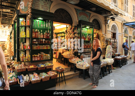 Boutique colorée pleine de souvenirs dans la ville de Corfu, Grèce Banque D'Images