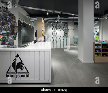 Le Coq Sportif - London Flagship Store, Londres, Royaume-Uni. Studio : Architecte, Oscar 2013. Comptoir du magasin et du till ; merchan Banque D'Images