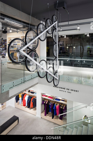 Le Coq Sportif - London Flagship Store, Londres, Royaume-Uni. Studio : Architecte, Oscar 2013. Intérieur du magasin montrant t Banque D'Images