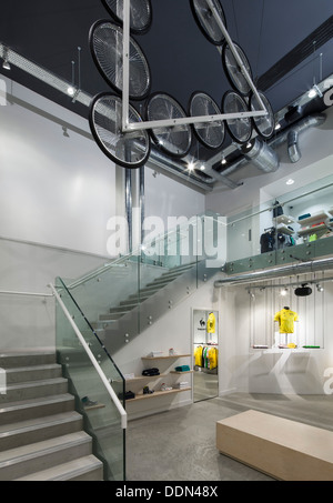 Le Coq Sportif - London Flagship Store, Londres, Royaume-Uni. Studio : Architecte, Oscar 2013. Super plan large de l'intérieur Banque D'Images