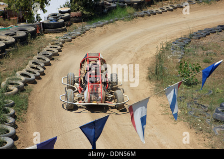 Garçon de course sur une piste de karting en Grèce Banque D'Images