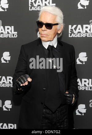 Munich, Allemagne. Le 04 août, 2013. Designer allemand Karl Lagerfeld arrive pour l'ouverture de son nouveau magasin 'Karl Lagerfeld' à Munich, Allemagne, 04 septembre 2013. Photo : Tobias Hase/dpa/Alamy Live News Banque D'Images