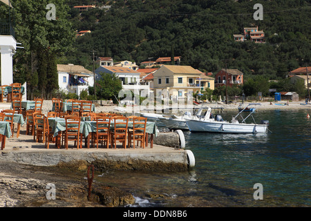 Tables de restaurant en front de mer à Kalami à Corfou, Grèce.Le restaurant est la Maison blanche de l'ancienne maison de Gerald Durrell Banque D'Images