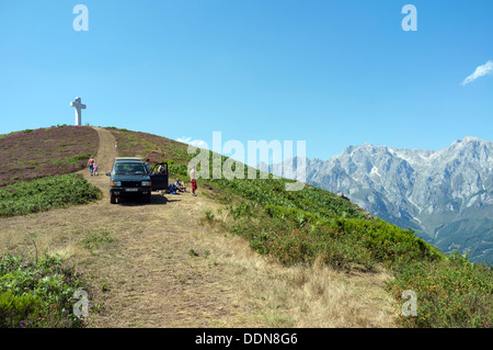 Au sommet de San Martin surplombant Potes et Santo Toribio de Liébana. Para planeurs se préparent à descendre, Cantabria Banque D'Images